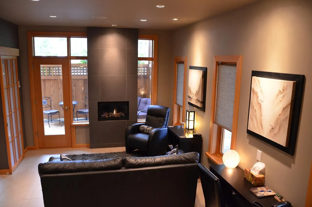Shades Of Jade Inn & Spa Roberts Creek Bed & Breakfast